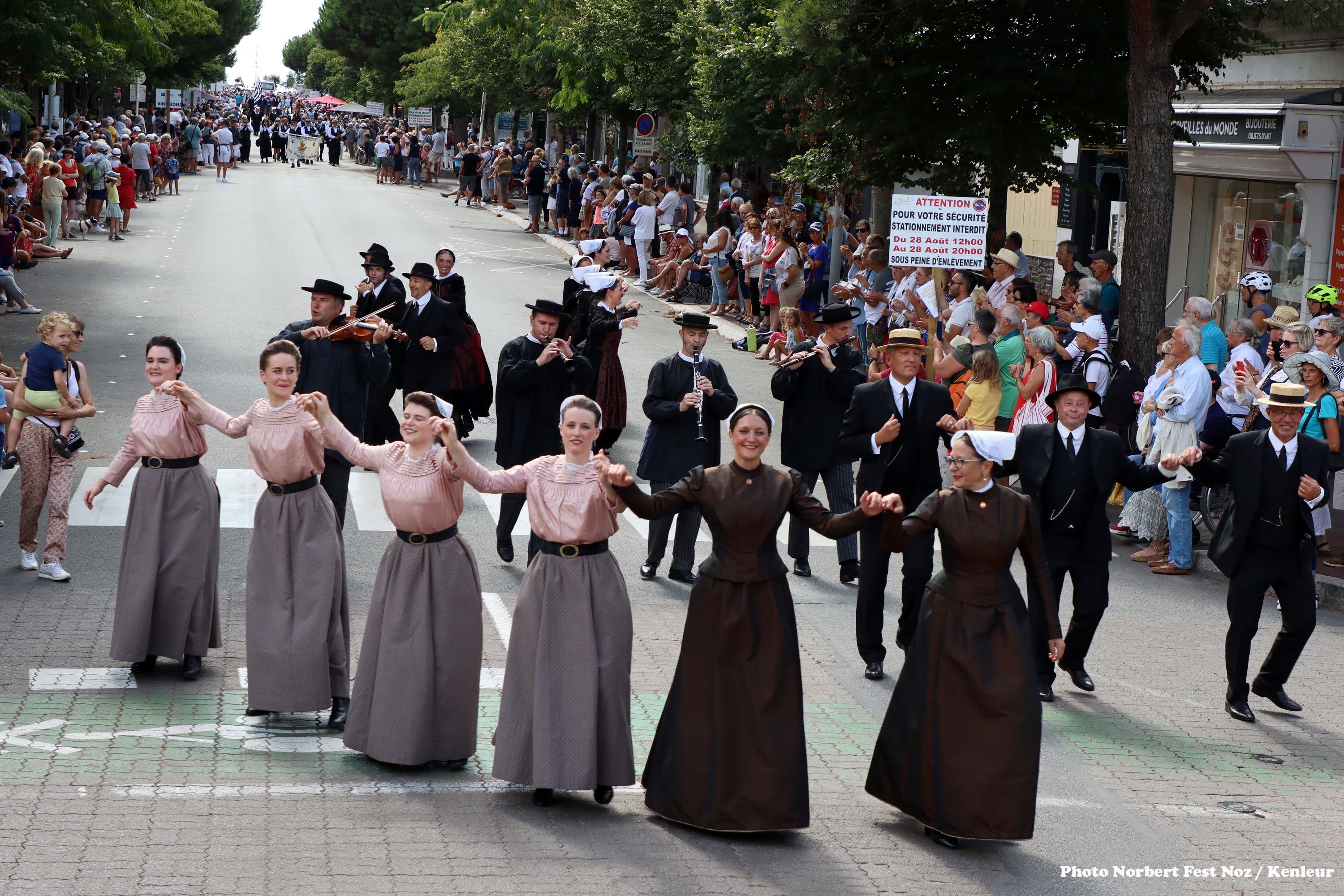 12-defile-pardon-la-baule-cercle-de-clisson8BAF5182-F668-48B6-8819-8011F848E132.jpg