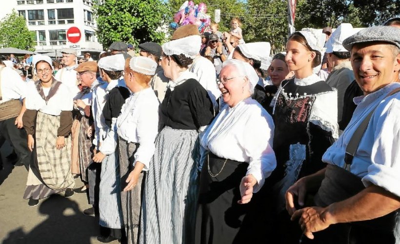 les-danseurs-du-pays-nantais-ont-defile-pendant-le-triomphe-6749428-820x50033408688-39AC-4930-B9A2-D62355286DB0.jpg